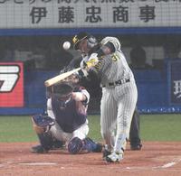 　７回、マルテは左犠飛を放つ（撮影・佐々木彰尚）