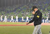 　足早にグラウンドを後にする矢野監督（撮影・飯室逸平）