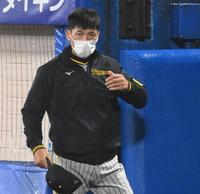 　連敗し、引き揚げる矢野監督（撮影・田中太一）