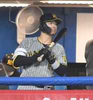 　ヤクルトに負け、ベンチの中でバットを手に悔しそうな表情を見せる佐藤輝（撮影・棚橋慶太）