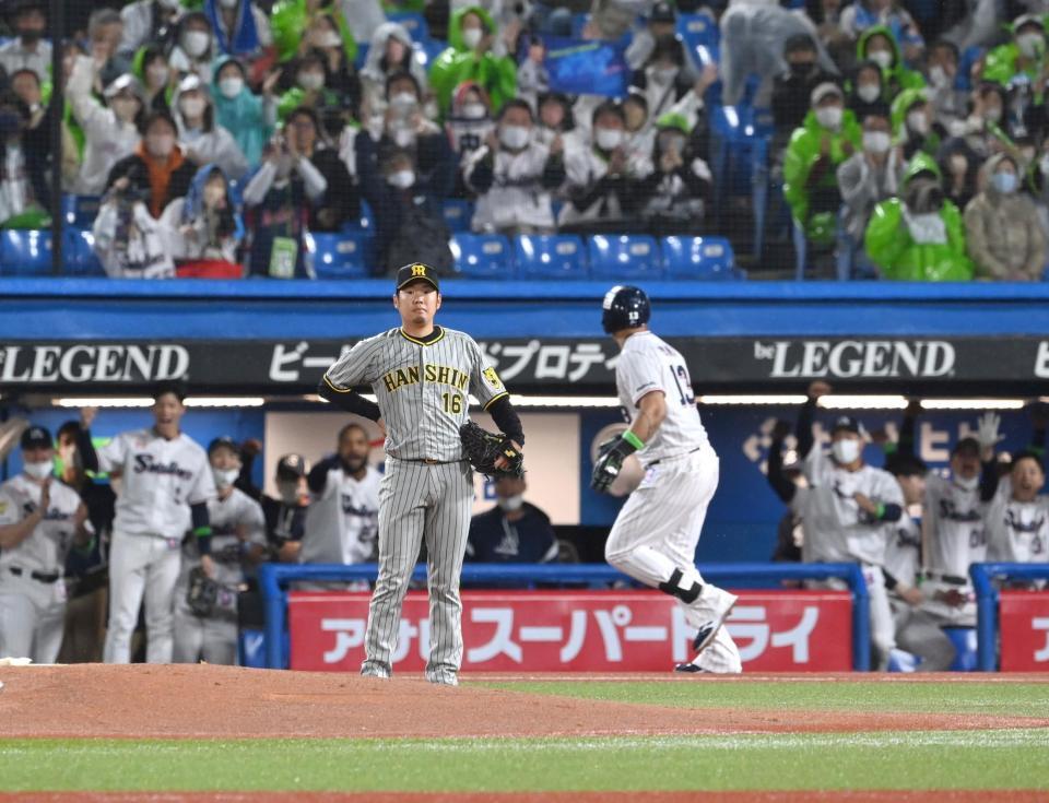 　１回、オスナに先制３ランをぼう然と打球を見つめる西勇（撮影・飯室逸平）