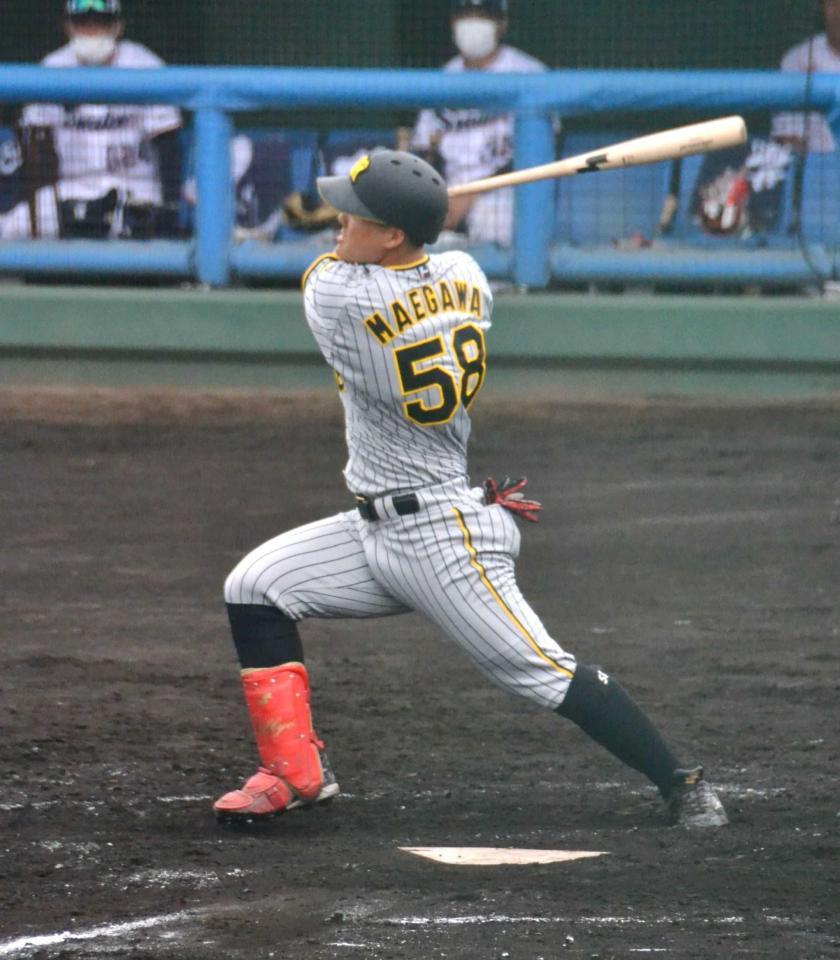 　４回、先頭で右越えソロを放った前川