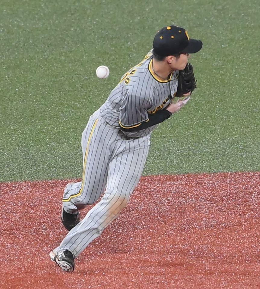 　３回、オスナの打球を失策する中野（撮影・堀内翔）