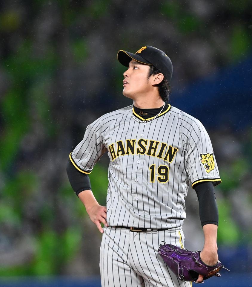 　３回、村上に勝ち越し２ランを浴び、ぼう然と打球を見つめる藤浪（撮影・飯室逸平）