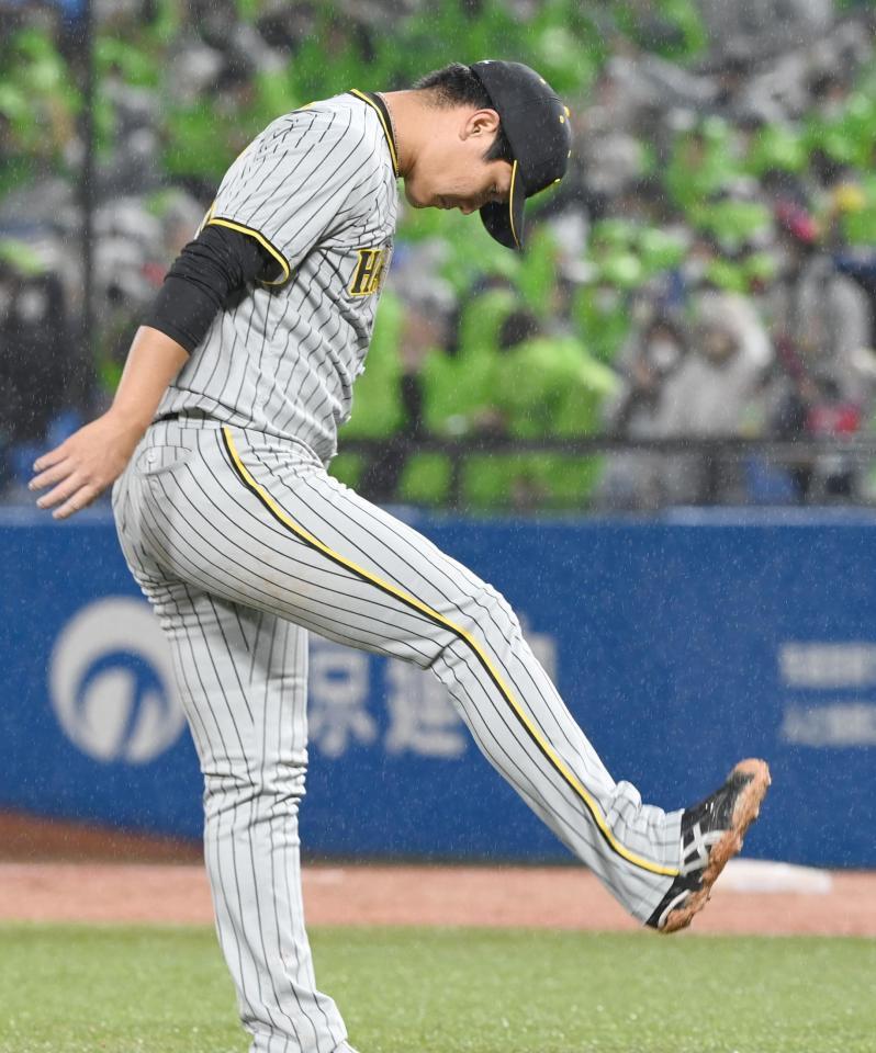 　４回、長岡にソロを浴び、悔しがる西純（撮影・飯室逸平）