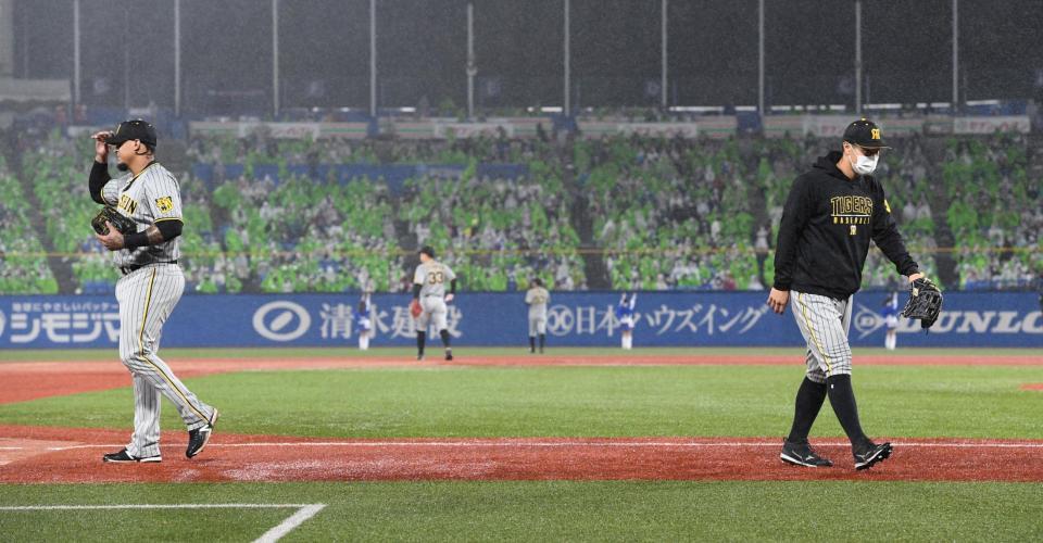 　５回、マルテにグラブを手渡し、ベンチへ戻る佐藤輝（右）＝撮影・飯室逸平