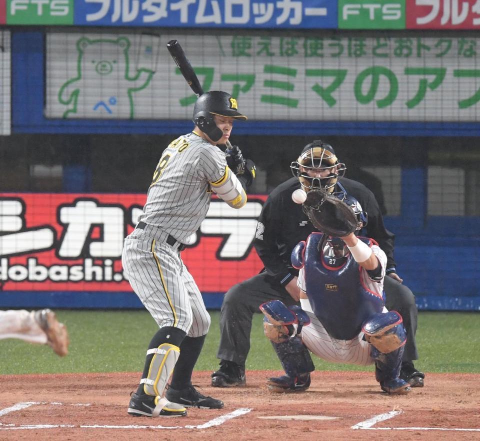 　６回、代打・佐藤輝は四球を選ぶ（撮影・佐々木彰尚）