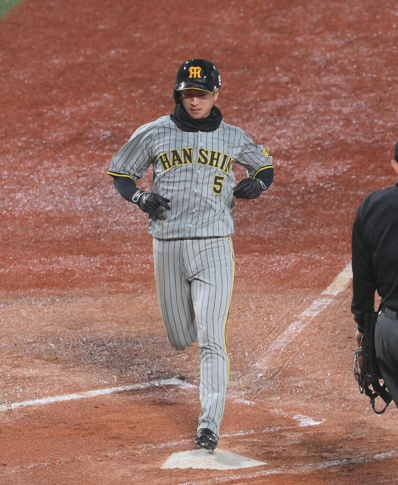 　７回、生還する近本（撮影・堀内翔）