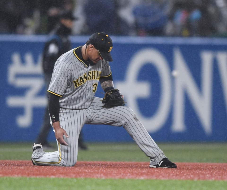 　５回、山田の打球をはじいたマルテ（撮影・棚橋慶太）