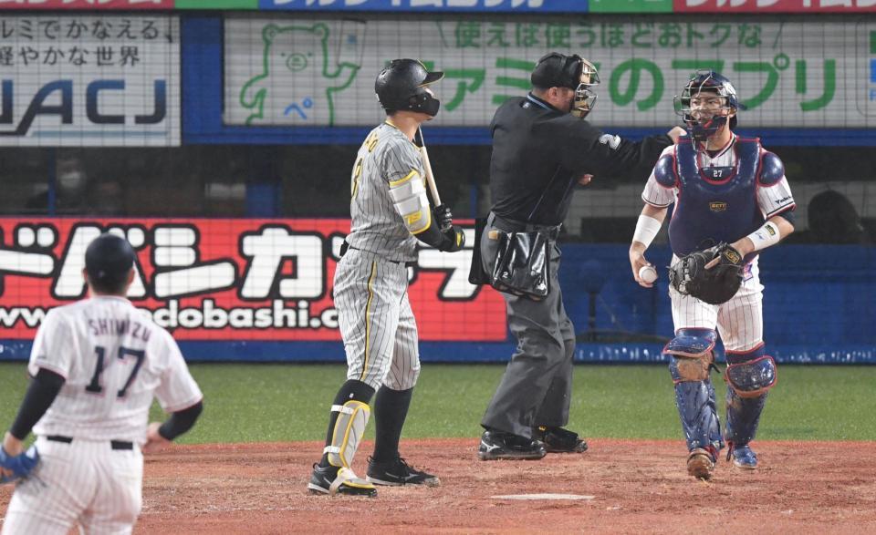 　８回、佐藤輝は見逃し三振に倒れる（撮影・佐々木彰尚）