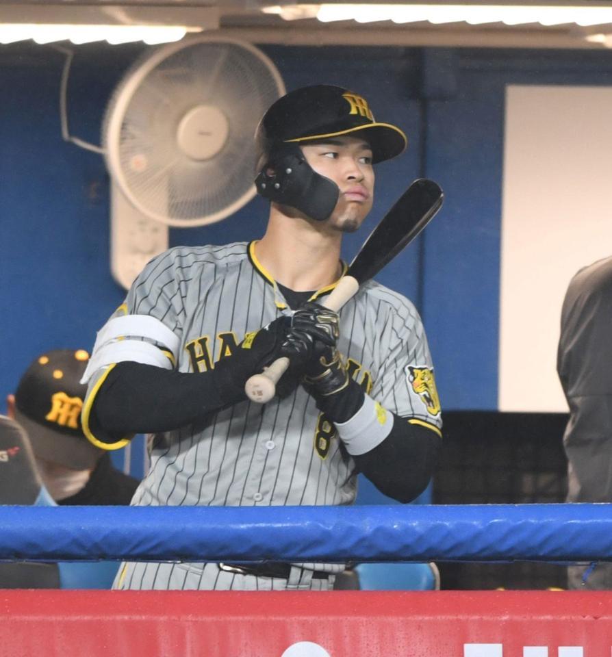 　ヤクルトに負け、ベンチの中でバットを手に悔しそうな表情を見せる佐藤輝（撮影・棚橋慶太）