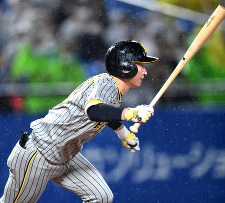 　１回、右前に先制打を放つ近本