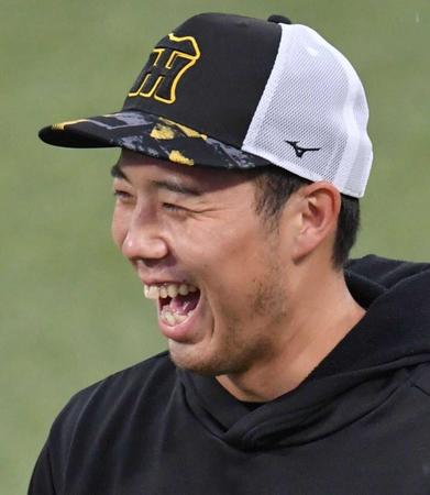 　笑顔を見せる青柳