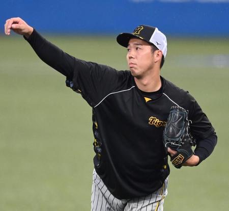 　キャッチボールで調整する青柳（撮影・田中太一）