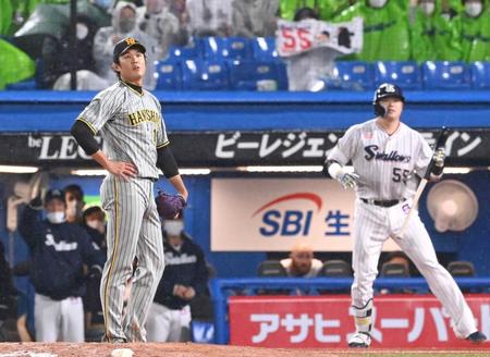 　３回、村上（右）に逆転２ランを許す