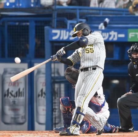 　４回、先制犠飛を放つ陽川（撮影・飯室逸平）