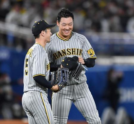 　５回に適時打を放ち、笑顔で近本からグラブを受け取る大山（撮影・棚橋慶太）