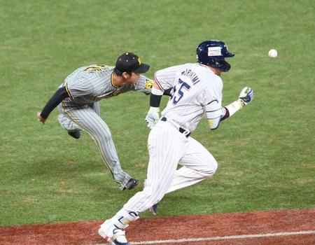 　７回、一塁に悪送球する浜地（撮影・堀内翔）