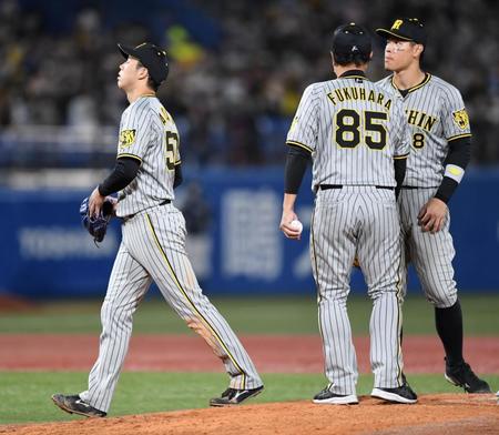 　７回、降板する青柳（左）＝撮影・棚橋慶太