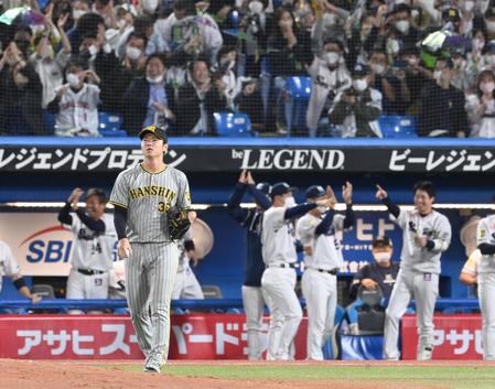 　７回、ヤクルトに逆転を許し、ぼう然と立ちつくす浜地（撮影・飯室逸平）