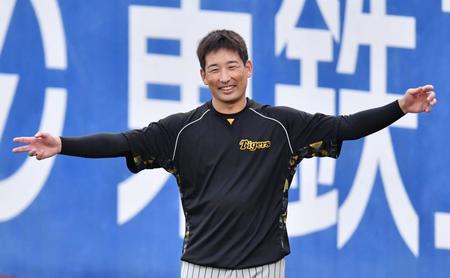 　練習中、笑顔を見せる岩崎（撮影・佐々木彰尚）