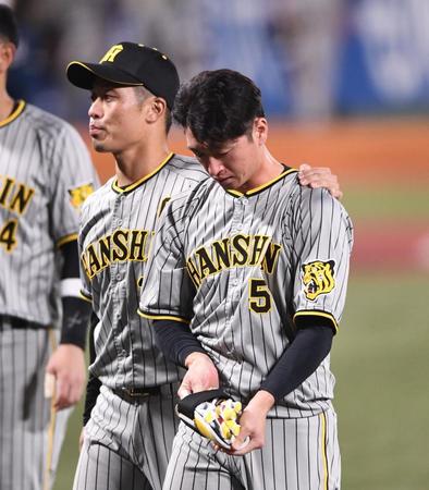 　悔しそうな表情でベンチに引き揚げる近本（右）＝撮影・園田高夫