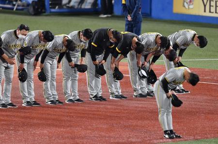　ファンにあいさつをする矢野監督（右上）らナイン（撮影・佐々木彰尚）