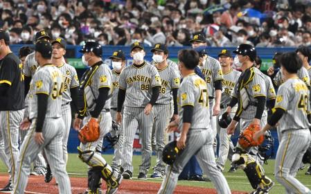 　あいさつに出向く矢野監督らナイン（撮影・飯室逸平）