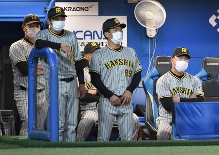 　ベンチで厳しい表情の井上コーチ（右端）ら首脳陣（撮影・棚橋慶太）