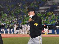 　勝利のタッチを交わすヤクルトナインを尻目に、足早にグラウンドを後にする矢野監督（撮影・飯室逸平）