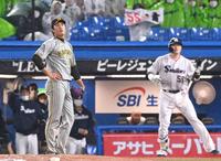 　３回、村上（右）に逆転２ランを許す