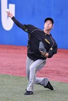 　キャッチボールをする青柳（撮影・佐々木彰尚）