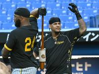 　打撃練習を待つマルテ（右）とロハス（撮影・田中太一）