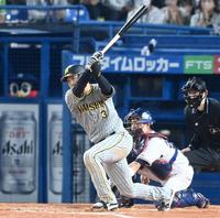 　５回、２点タイムリーを放つ大山（撮影・飯室逸平）