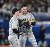 　５回に適時打を放ち、笑顔で近本からグラブを受け取る大山（撮影・棚橋慶太）