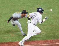 　７回、一塁に悪送球する浜地（撮影・堀内翔）