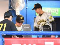 　ベンチでうなだれる浜地（中央）に声をかける青柳（右）＝撮影・棚橋慶太