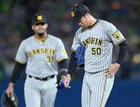 　７回、マルテ（左奥）の失策で２点を奪われ、肩を落とす青柳（撮影・田中太一）