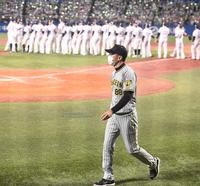 　喜ぶヤクルトナインを横目に見ながらレフトスタンドの阪神ファンにあいさつに向かう矢野監督（撮影・園田高夫）