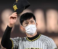 　最後の指揮を執った矢野監督はスタンドの拍手に帽子をとって応える（撮影・田中太一）