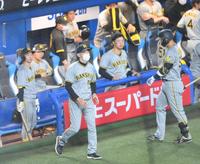 　試合後、ベンチを出る矢野監督（中央）＝撮影・堀内翔