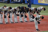 　ファンにあいさつをする矢野監督（右上）らナイン（撮影・佐々木彰尚）