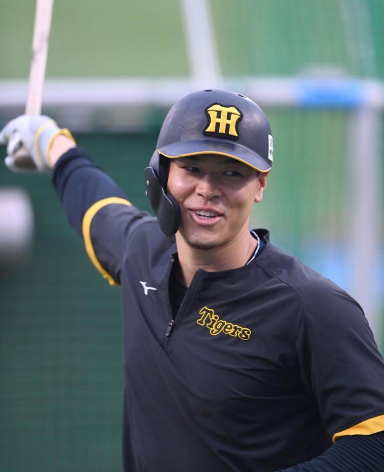 　打撃練習をする佐藤輝（撮影・田中太一）