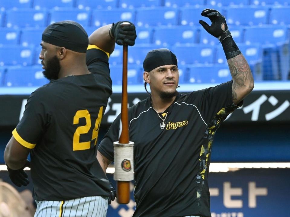 　打撃練習を待つマルテ（右）とロハス（撮影・田中太一）