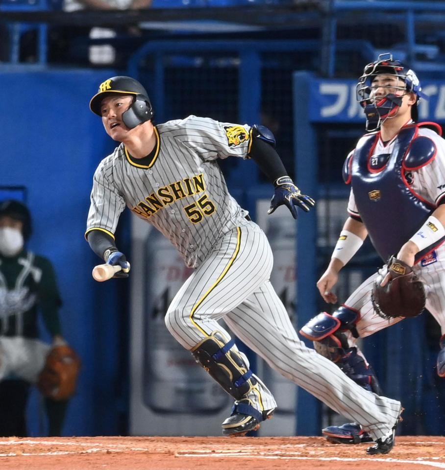 　４回、先制犠飛を放つ陽川（撮影・飯室逸平）