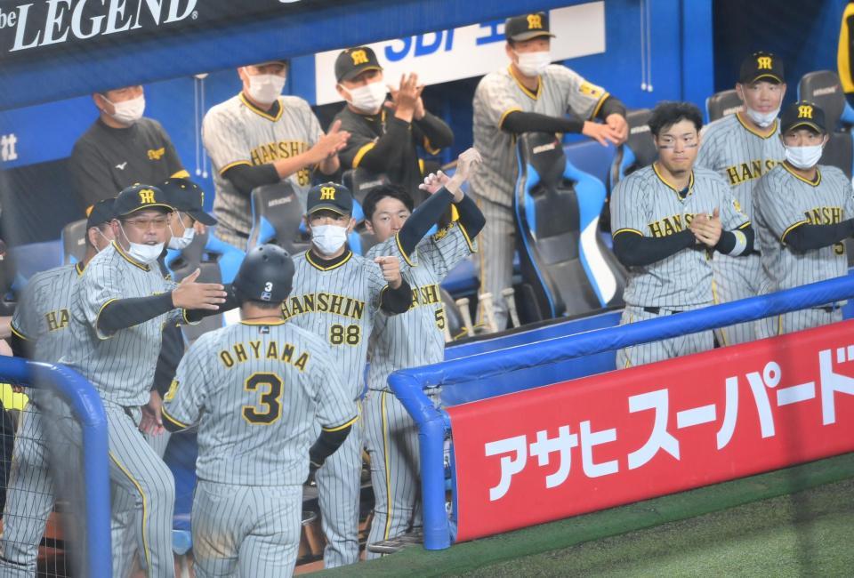 　４回、生還した大山を迎える矢野監督らナイン（撮影・堀内翔）
