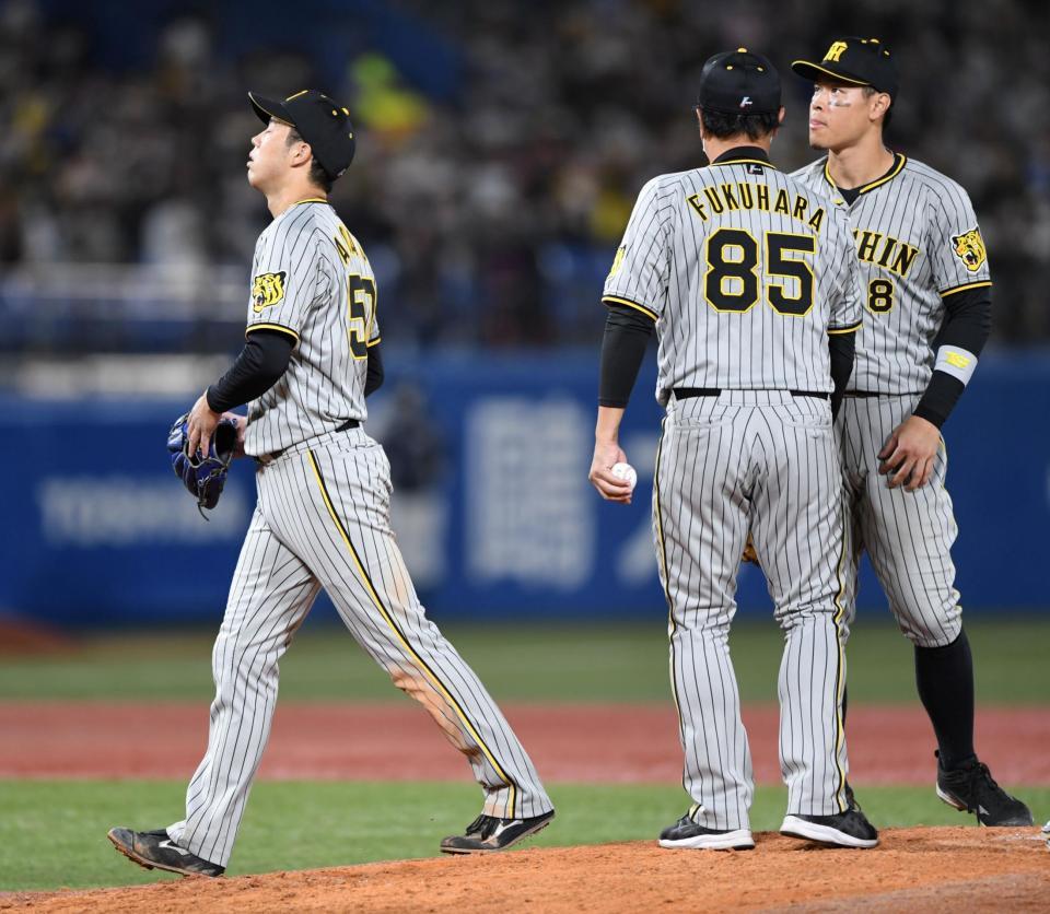 　７回、降板する青柳（左）＝撮影・棚橋慶太