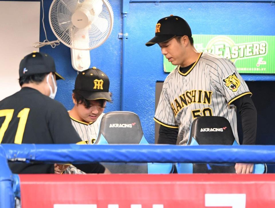 　ベンチでうなだれる浜地（中央）に声をかける青柳（右）＝撮影・棚橋慶太