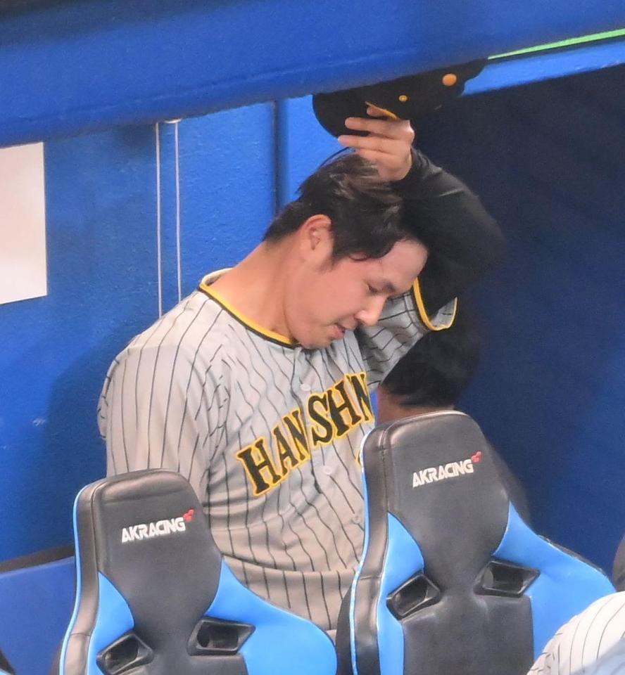 　７回を投げ終えてベンチで汗を拭う浜地（撮影・堀内翔）