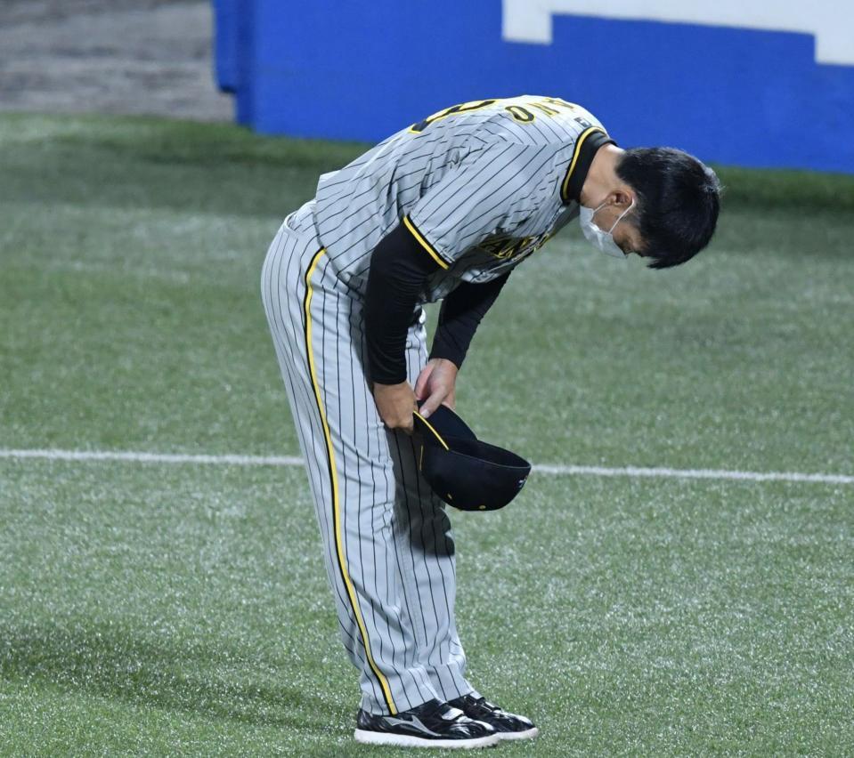 　ファンにあいさつをする矢野監督（撮影・佐々木彰尚）